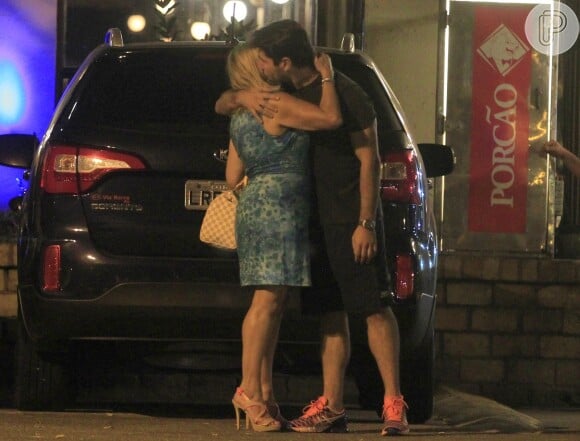 Juntos de novo? Susana Viveira e Sandro Pedroso, seu ex-namorado, trocam beijos na saída de um restaurante no Rio de Janeiro