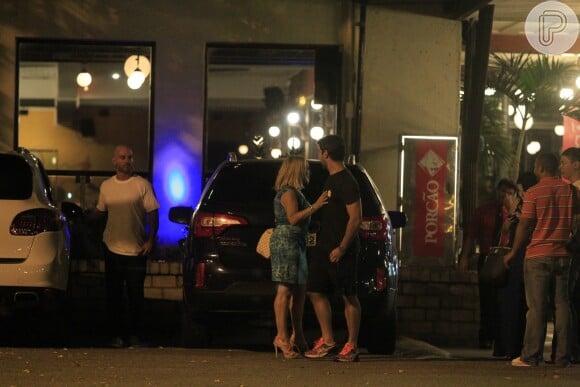 Susana Vieira e Sandro Pedroso, seu ex-namorado, são flagrados em frente a  um restaurante no Rio de Janeiro