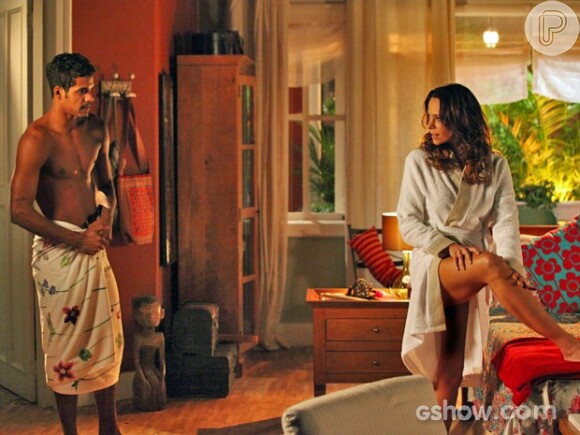 Juliana (Vanessa Gerbelli) sensualiza mostrando as pernas a Jairo (Marcello Melo Jr.) em cena da novela 'Em Família'