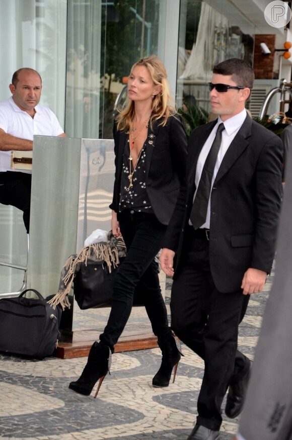 Kate Moss deixa o hotel no Rio de Janeiro e embarca para São Paulo na manhã desta sexta-feira, 4 de abril de 2014