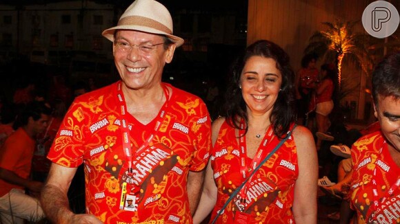 José Wilker e a namorada curtiram juntos o carnaval 2014