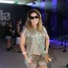A jornalista Cristiane Pellagio usou short jeans marrom, sapatilha prateada, blusa com brilho e bolsa transpassada caramelo com detalhes em verde para assistir ao shows