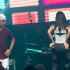 06 de abril de 2014 - Anitta dança amigo Biel Maciel durante show no "Verão 021", na Barra da Tijuca, no Rio de Janeiro