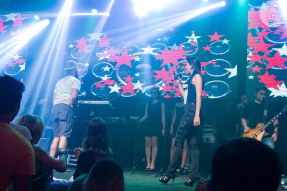 06 de abril de 2014 - Anitta dança ao lado de Vitor Carvalho durante o show
