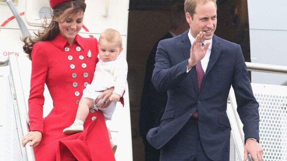 Príncipe George chega à Nova Zelândia com William e Kate em 1ª viagem oficial