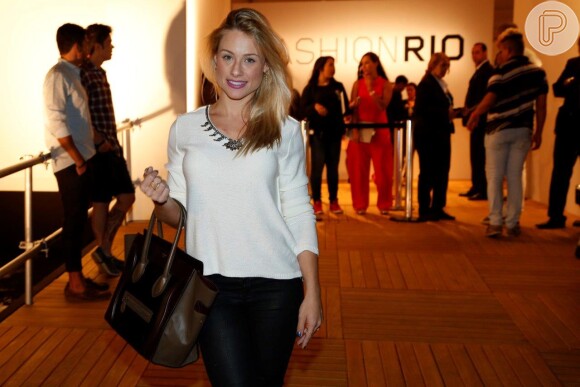 Giselle Prattes posa para fotos no Fashion Rio