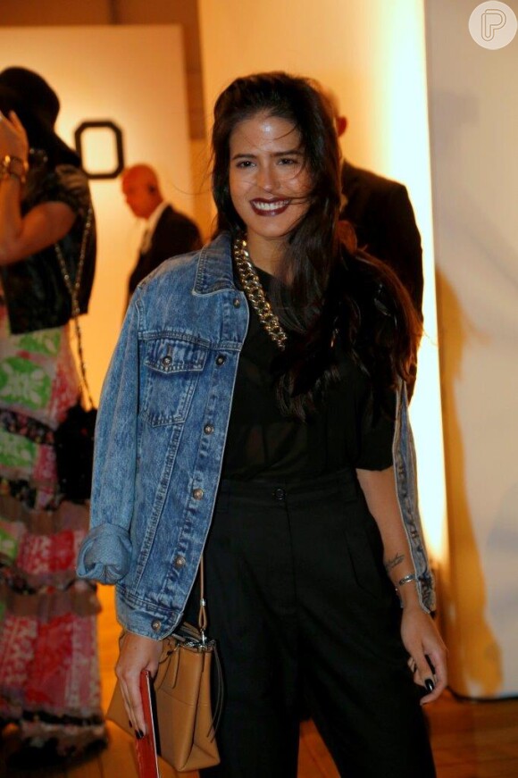 Antonia Morais confere o primeiro dia de Fashion Rio, em 8 de abril de 2014