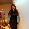 Antonia Morais usa look preto com jaqueta jeans no primeiro dia de Fashion Rio
