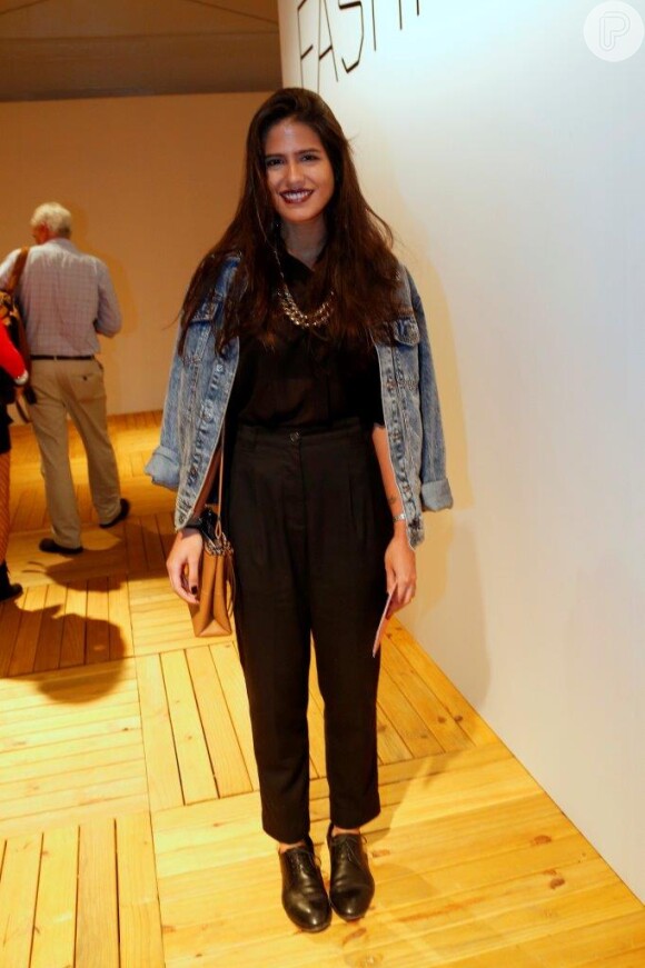 Antonia Morais usa look preto com jaqueta jeans no primeiro dia de Fashion Rio
