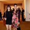 Com vestido estampado, Fernanda Abreu posa com a filha, Sofia