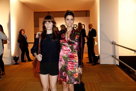 Com vestido estampado, Fernanda Abreu posa com a filha, Sofia