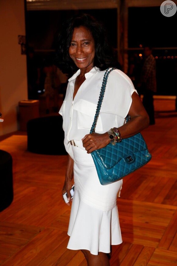 Glória Maria usa bolsa da grife Chanel no Fashion Rio