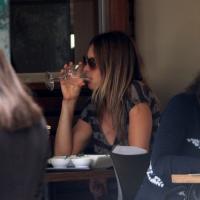 Fernanda Lima vai de short e chinelos almoçar com amiga em restaurante do Rio