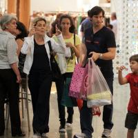 Adriana Esteves e Vladimir Brichta deixam shopping do Rio abarrotados de sacolas