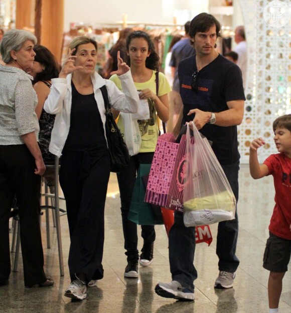 Adriana Esteves e Vladimir Brichta vão às compras nesta segunda-feira (19) em shopping da Barra da Tijuca, na zona oeste do Rio