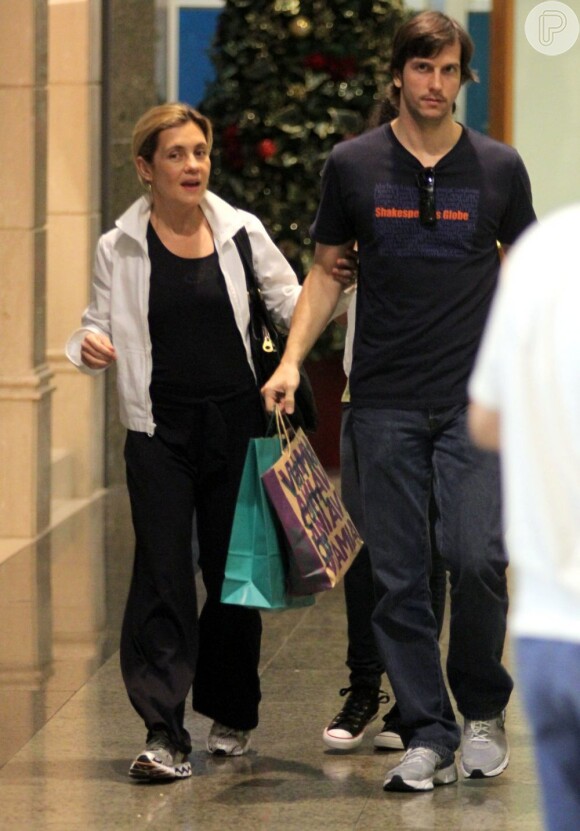Adriana Esteves e Vladimir Brichta passeiam pelo shopping