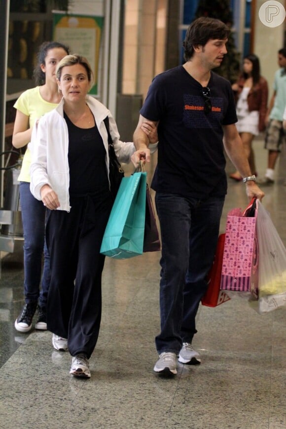 O casal deixou o shopping carregado de sacolas