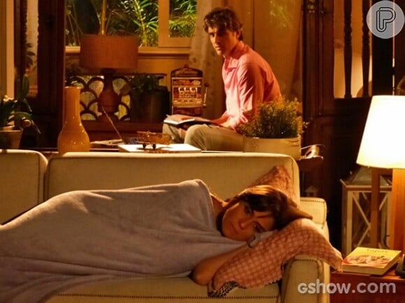 Depois de uma briga com Cadu (Reynaldo Gianecchini), Clara (Giovanna Antonelli) decide dormir no sofá, na novela 'Em Família'