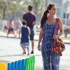 Clara (Giovanna Antonelli) vê Cadu (Reynaldo Gianecchini) e Silvia (Bianca Rinaldi) passeando juntos no calçadão, na novela 'Em Família'