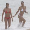 Flavia Alessandra foi flagrada na praia com Fernanda Paes Leme