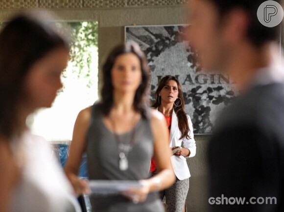 Clara (Giovanna Antonelli) percebe a troca de olhares entre Luiza (Bruna Marquezine) e Laerte (Gabriel Braga Nunes), na novela 'Em Família'