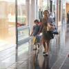 Adriana Esteves levou o filho Vicente, de 6 anos, para dar um volta em um shopping do Rio recentemente
