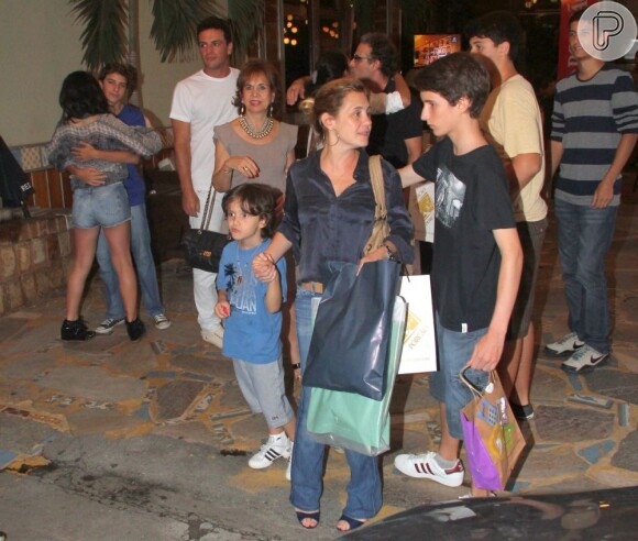Vicente e Adriana são flagrados ao sair de churrascaria após comemorar o aniversário do filho Felipe, em janeiro de 2013