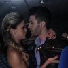 Gusttavo Lima e a noiva Andressa Suita trocam beijos nos bastidores de show de Zezé Di Camargo e Luciano em São Paulo