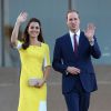 A duquesa de Cambridge e o príncipe William levaram o príncipe George na viagem 