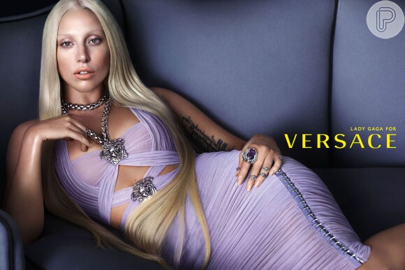 Lady Gaga aparece sem maquiagem e com hematomas em fotos não tratadas da campanha da Versace