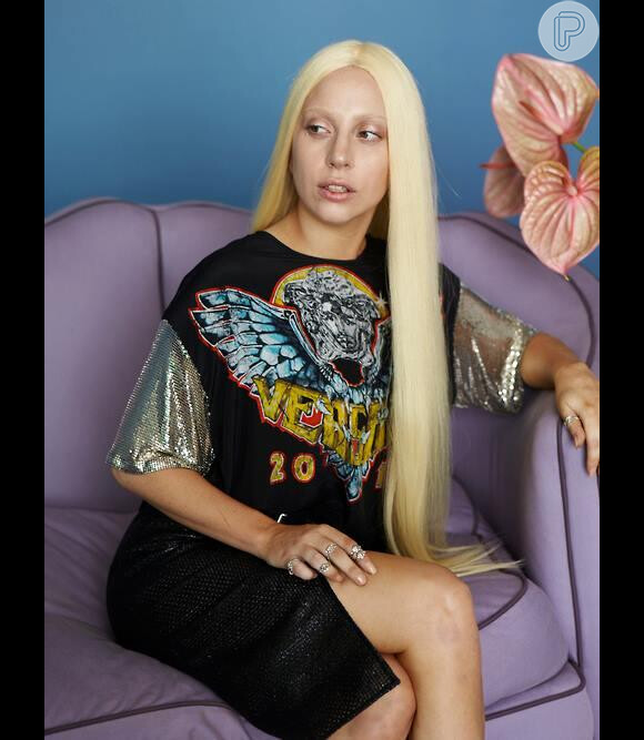 Lady Gaga posa sem maquiagem para campanha da Versace