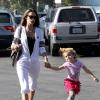 Alessandra Ambrósio passeia por Los Angeles com a filha mais velha, Anja, de 4 anos, em dezembro de 2012