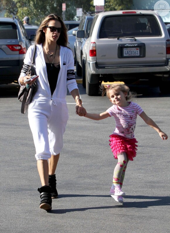 Alessandra Ambrósio passeia por Los Angeles com a filha mais velha, Anja, de 4 anos, em dezembro de 2012