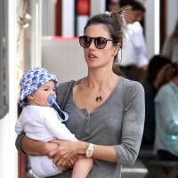 Alessandra Ambrósio é flagrada passeando com o filhinho, Noah, em Los Angeles