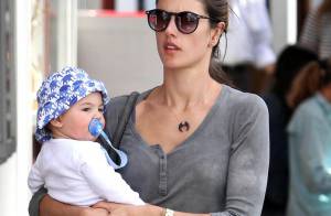 Alessandra Ambrósio é flagrada passeando com o filhinho, Noah, em Los Angeles