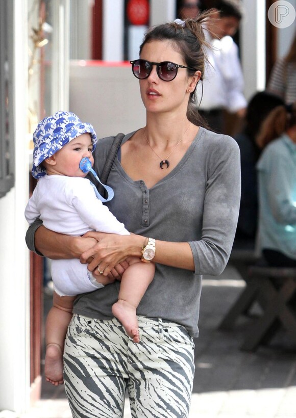 Alessandra Ambrósio passeia com o filho Noah, de 8 meses, pelas ruas de Los Angeles, em 22 de janeiro de 2013