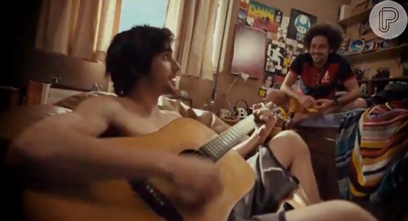 Fiuk toca violão no clipe da música 'Puta que Pariu', do filme 'Julio Sumiu'. O longa-metragem estreia em 17 de abril de 2014