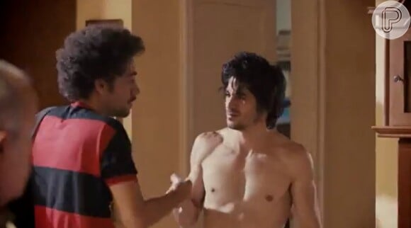 Fiuk aparece sem camisa no clipe da canção 'Puta que Pariu', tema do filme 'Julio Sumiu'