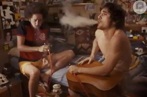 Fiuk fuma maconha em um cachimbo narguilé  no clipe da música 'Puta que Pariu'