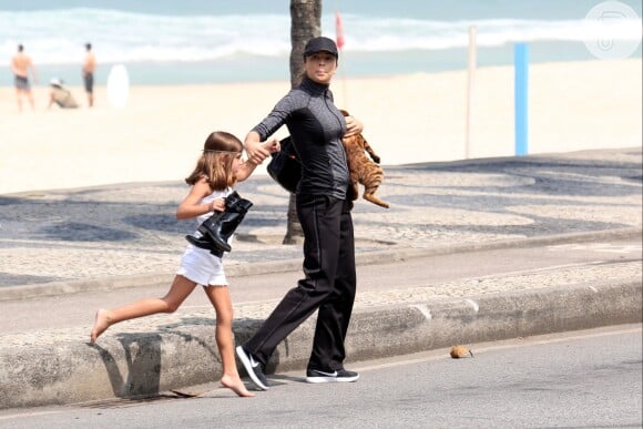 Grazi Massafera e Sofia fizeram programa de mãe e filha ao lado do gato, Sol, em praia do Rio de Janeiro