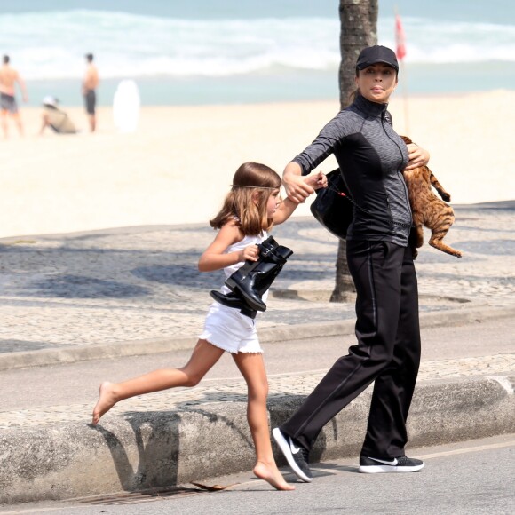 Grazi Massafera e Sofia fizeram programa de mãe e filha ao lado do gato, Sol, em praia do Rio de Janeiro