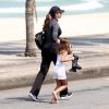 Grazi Massafera levou a filha, Sofia, de 5 anos, para passeio em praia do Rio