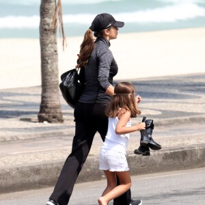 Grazi Massafera levou a filha, Sofia, de 5 anos, para passeio em praia do Rio