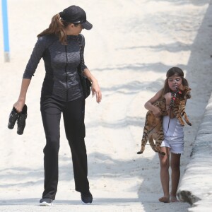 Sofia, filha de Grazi Massafera, brincou com Sol, gato da raça bengal, em praia do Rio