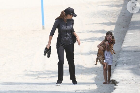 Sofia, filha de Grazi Massafera, brincou com Sol, gato da raça bengal, em praia do Rio