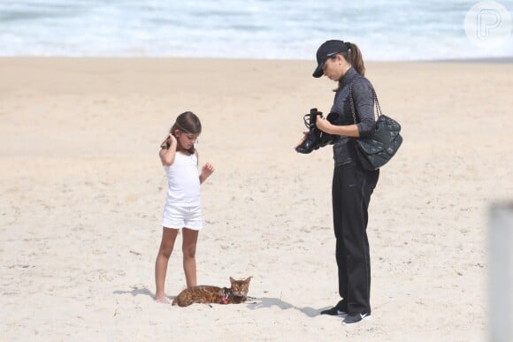 Grazi Massafera e a filha, Sofia, de 5 anos, levaram o gato Sol, da raça bengal, para passeio em praia