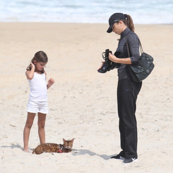 Grazi Massafera e a filha, Sofia, de 5 anos, levaram o gato Sol, da raça bengal, para passeio em praia