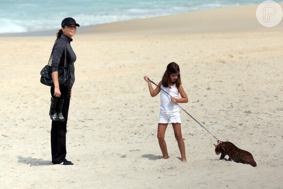 Filha de Grazi Massafera, Sofia se divertiu ao passear com o gato, Sol, em praia do Rio