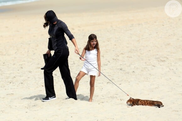Grazi Massafera e Sofia levaram o gato, Sol, para passear com auxílio de coleira em praia