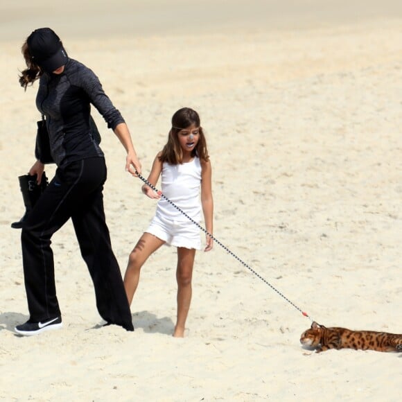 Grazi Massafera e Sofia levaram o gato, Sol, para passear com auxílio de coleira em praia